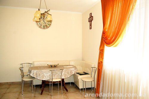 Rent daily a house in Kyiv on the St. Hertsena 320 per 7000 uah. 