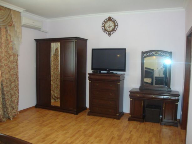 Зняти подобово будинок в Києві на вул. Герцена 320 за 7000 грн. 