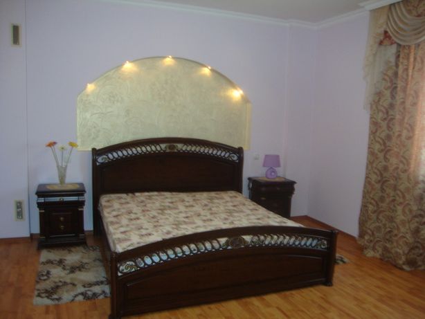Снять посуточно дом в Киеве на ул. Герцена 320 за 7000 грн. 