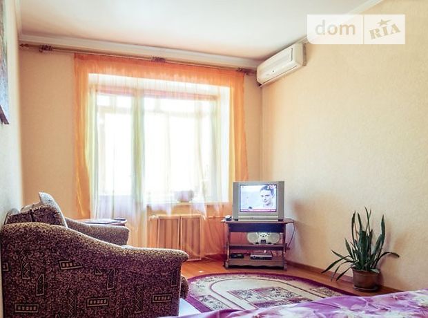 Rent daily an apartment in Kyiv on the St. Hospitalna per 900 uah. 