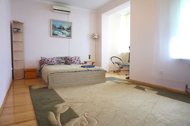 Зняти подобово квартиру в Чернівцях на Соборна площа за 600 грн. 