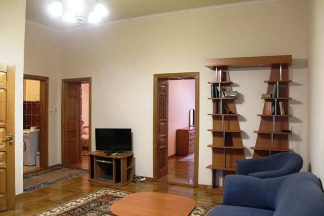 Rent daily an apartment in Mukachevo on the Kyryla i Mefodiia square per 800 uah. 