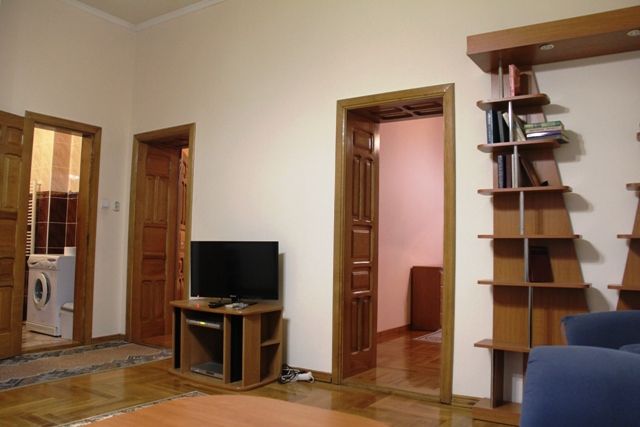 Rent daily an apartment in Mukachevo on the Kyryla i Mefodiia square per 800 uah. 