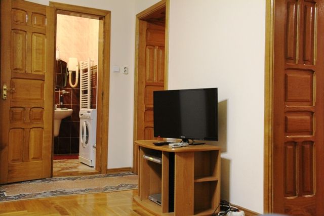 Rent daily an apartment in Mukachevo on the Kyryla i Mefodiia square per 800 uah. 