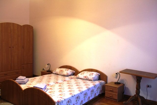 Rent daily an apartment in Mukachevo on the Kyryla i Mefodiia square per 800 uah. 