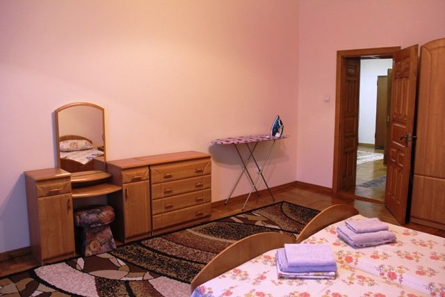 Rent daily an apartment in Mukachevo on the Kyryla i Mefodiia square per 800 uah. 