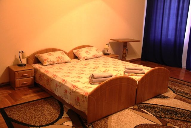 Rent daily an apartment in Mukachevo on the Kyryla i Mefodiia square per 800 uah. 