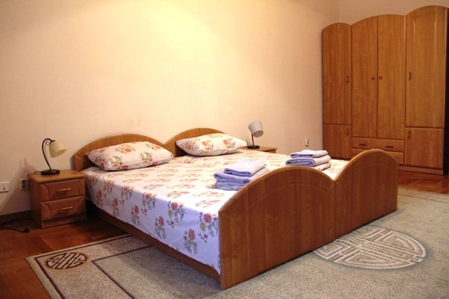 Rent daily an apartment in Mukachevo on the Kyryla i Mefodiia square per 800 uah. 