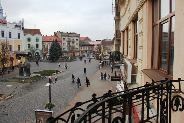 Rent daily an apartment in Mukachevo on the Kyryla i Mefodiia square per 800 uah. 