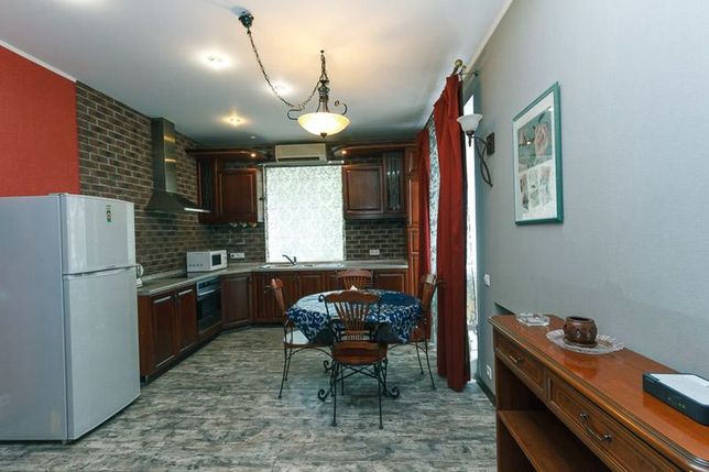 Rent daily an apartment in Kyiv near Metro Khreshchatik Instytutska per 1500 uah. 