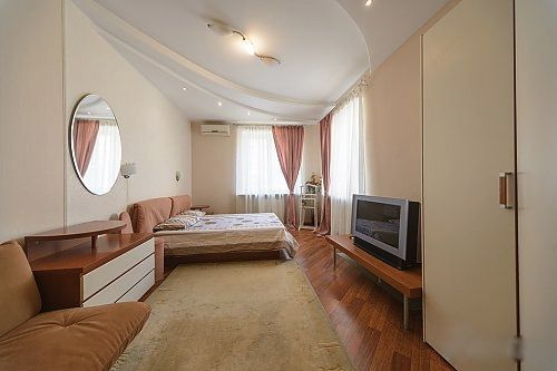 Rent daily an apartment in Kyiv on the Avenue Heroiv Stalinhrada 4 per 950 uah. 