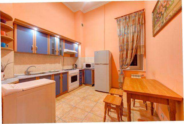 Rent daily an apartment in Kyiv on the St. Saksahanskoho 35 per 1200 uah. 