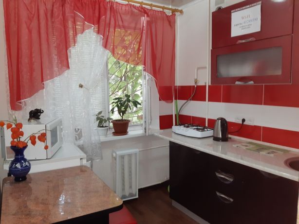 Rent daily an apartment in Kryvyi Rih on the St. Kosmonavtiv per 250 uah. 