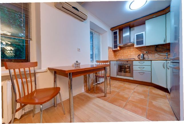 Rent daily an apartment in Kyiv on the St. Moskovska 24 per 1000 uah. 