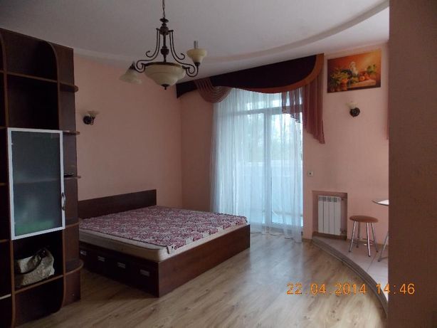 Rent daily an apartment in Kyiv on the Solomianska square 8/20 per 700 uah. 