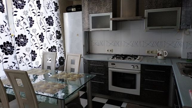 Rent daily an apartment in Zaporizhzhia on the Avenue Metalurhiv 10 per 800 uah. 