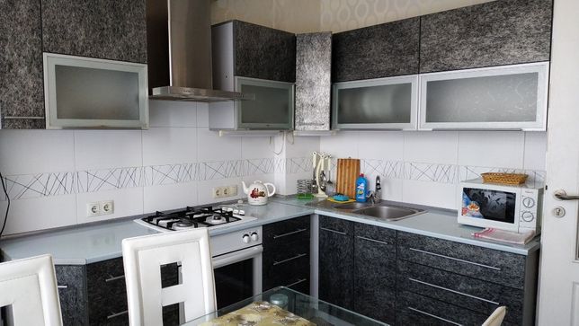 Rent daily an apartment in Zaporizhzhia on the Avenue Metalurhiv 10 per 800 uah. 