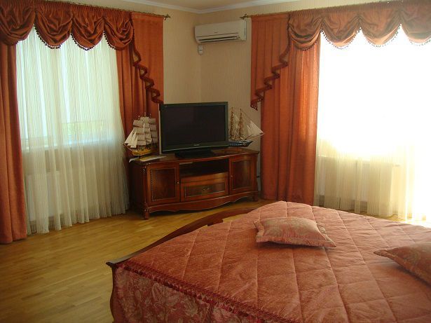 Rent daily a house in Kyiv on the St. Hostynna 500 per 8000 uah. 