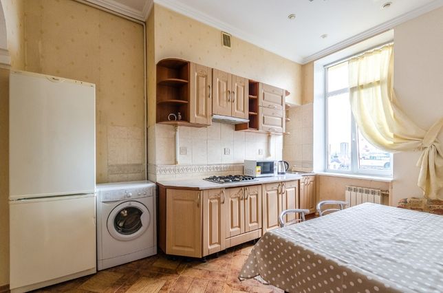 Rent daily an apartment in Kyiv near Metro Ploshcha Lva Tolstoho per 900 uah. 