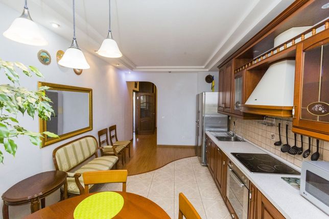 Rent daily an apartment in Kyiv on the St. Kadetskyi Hai per 1300 uah. 