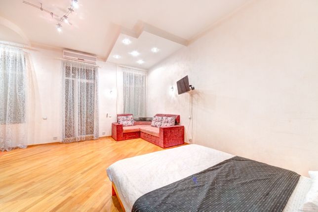 Rent daily an apartment in Kyiv on the St. Vasylkivska 66 per 800 uah. 