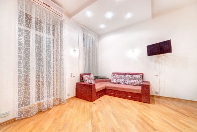 Rent daily an apartment in Kyiv on the St. Vasylkivska 66 per 800 uah. 