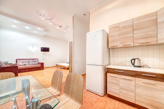 Rent daily an apartment in Kyiv on the St. Vasylkivska 66 per 800 uah. 