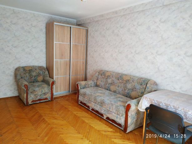 Rent an apartment in Kyiv on the St. Bahhovutivska 3/15 per 8500 uah. 