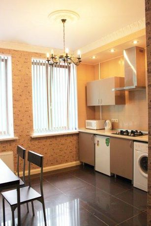 Rent an apartment in Odesa on the St. Zhukovskoho 10 per 8000 uah. 