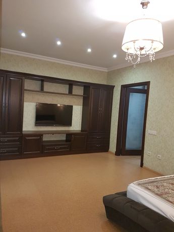 Rent an apartment in Kyiv near Metro Chernihivska per 17000 uah. 