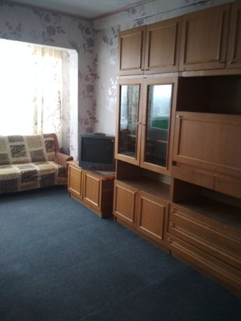 Rent an apartment in Kyiv on the St. Velyka Kytaivska 9 per 6000 uah. 