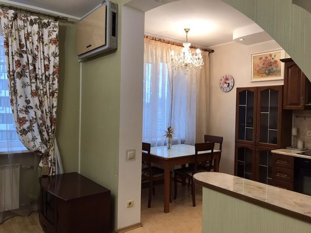 Rent an apartment in Kyiv on the St. Trokhsviatytelska 2 per 26000 uah. 