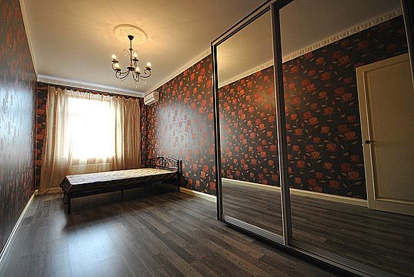 Rent an apartment in Odesa on the St. Zhukovskoho 10 per 9000 uah. 