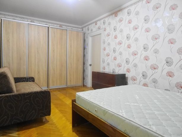 Rent an apartment in Kyiv on the St. Velyka Kytaivska 55А per 9300 uah. 