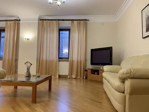 Rent an apartment in Kyiv on the St. Zhylianska 30а per $1300 