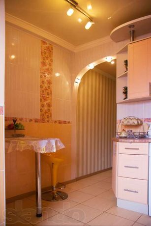 Rent daily an apartment in Kyiv on the Avenue Peremohy 25 per 799 uah. 