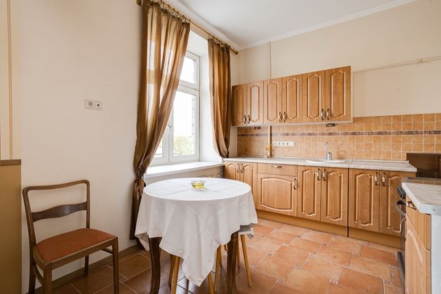 Rent a room in Kyiv on the St. Tovarna 37 per 1500 uah. 
