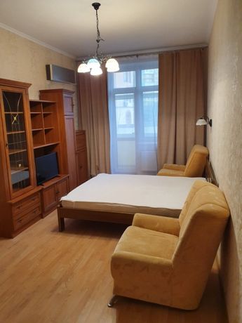 Rent an apartment in Kyiv on the St. Yevhena Konovaltsia 1 per 15500 uah. 