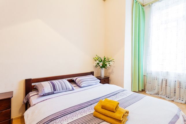 Rent daily an apartment in Kyiv on the Mykhailivska square per 890 uah. 