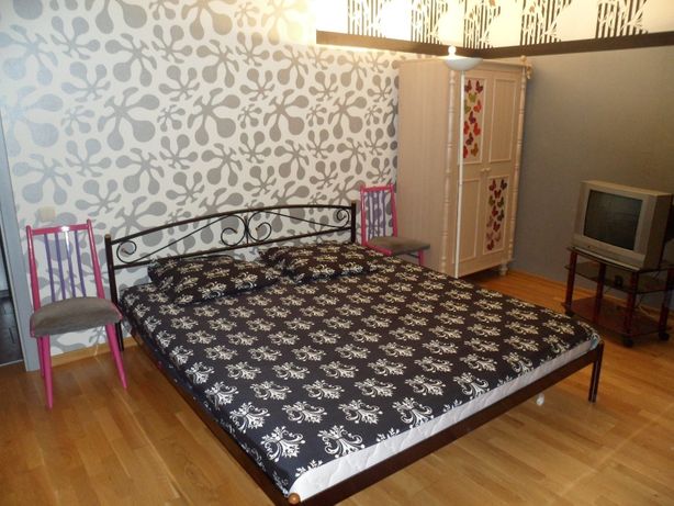 Rent daily an apartment in Kyiv on the St. Patriarkha Mstyslava Skrypnyka 350 per 650 uah. 