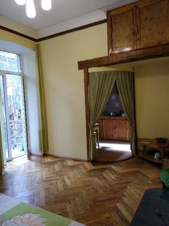 Rent an apartment in Kyiv on the lane Chekhovskyi 9 per 13500 uah. 