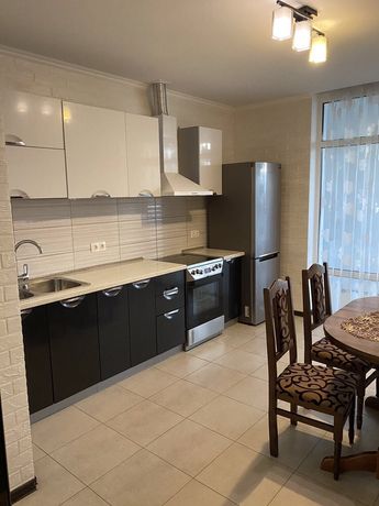 Rent an apartment in Kyiv on the St. Virmenska 500 per 12500 uah. 