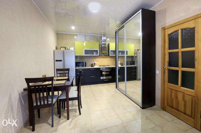 Rent daily a house in Kyiv near Metro Dnipro per 6000 uah. 