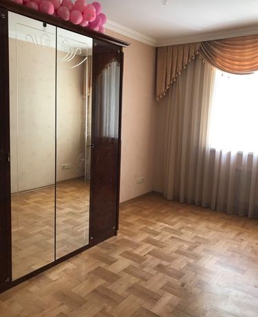 Rent an apartment in Odesa on the St. Derybasivska 15 per 9000 uah. 