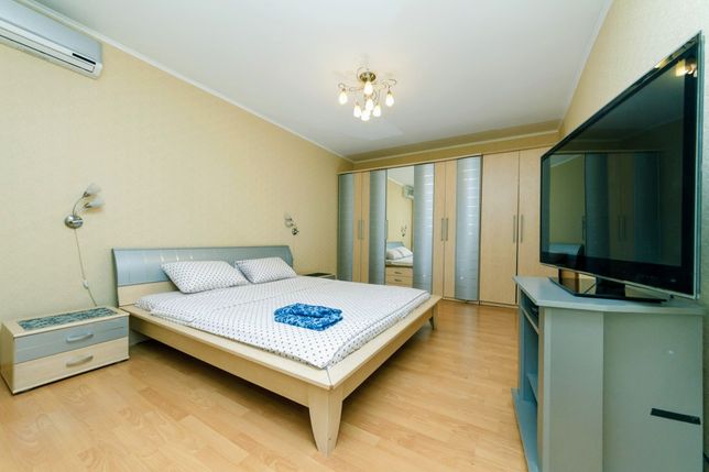 Rent daily an apartment in Kyiv on the St. Drahomanova per 900 uah. 