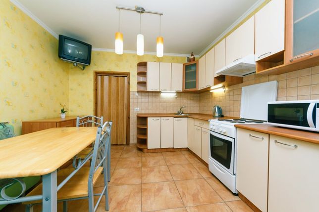 Rent daily an apartment in Kyiv on the St. Drahomanova per 900 uah. 