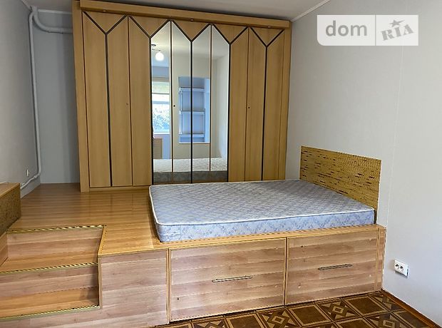 Rent a house in Kyiv on the St. Michurina per 9000 uah. 