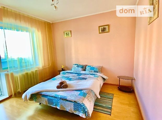 Rent daily an apartment in Kyiv on the St. Revutskoho per 650 uah. 