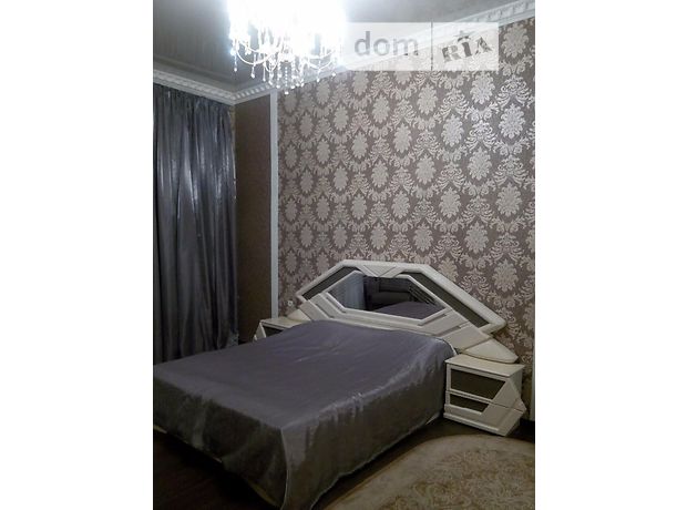 Rent daily an apartment in Kyiv on the St. Mykhailivska per 1200 uah. 