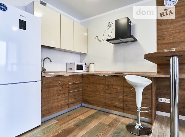 Rent an apartment in Kyiv on the St. Lvivska per 12000 uah. 